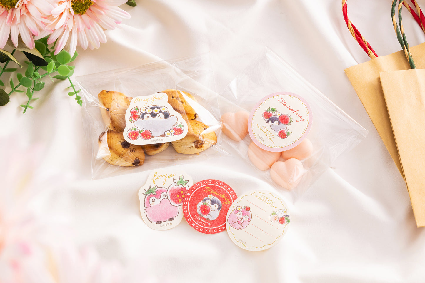 コウペンちゃん スマホに貼れるサイズのいちごなギフトステッカー（メッセージ）