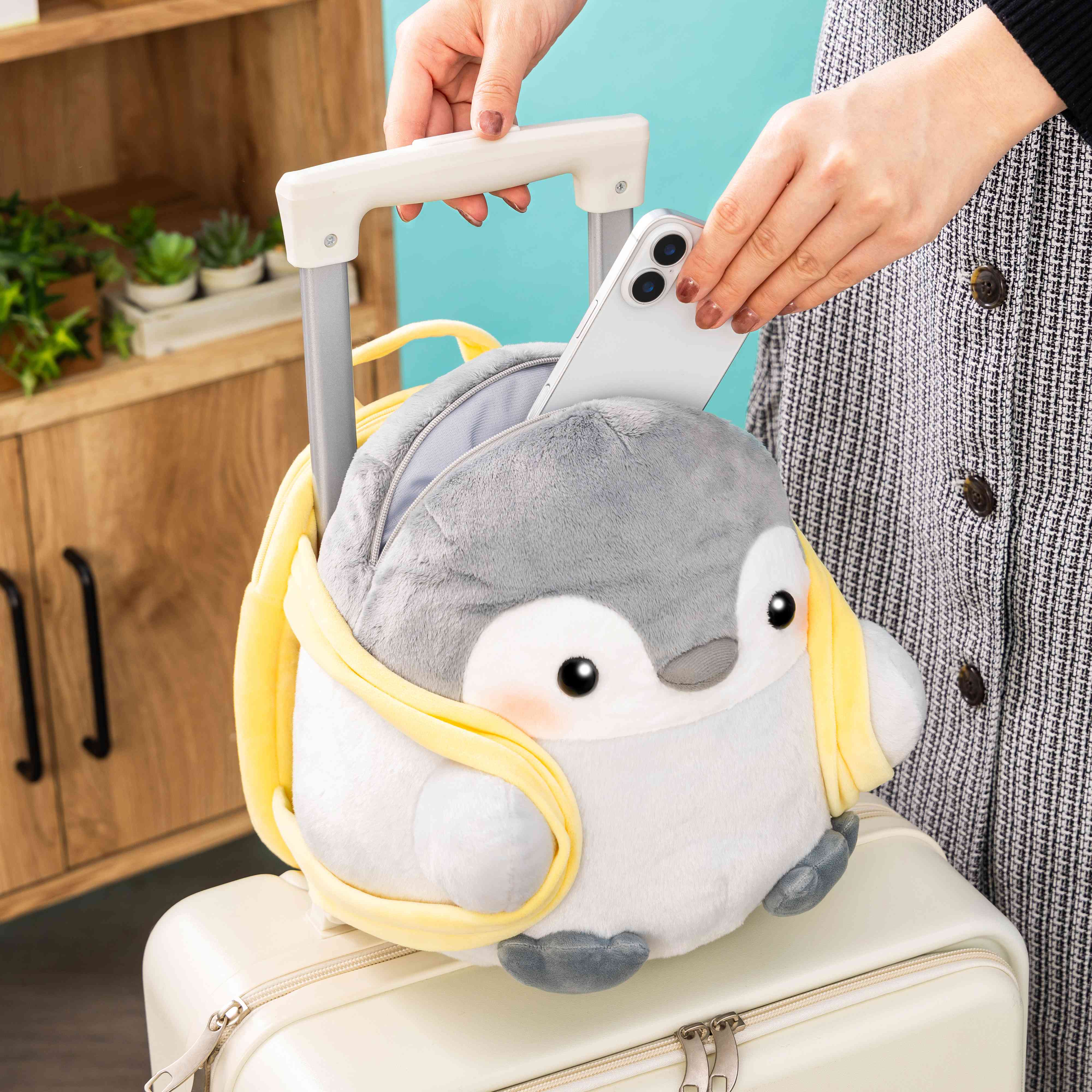 TVアニメ『コウペンちゃん』 キャリーケースにも乗れるお出かけ